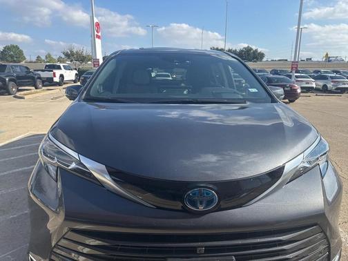 2025 Toyota Sienna Platinum