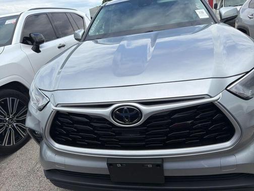Celestial Silver 2025 Toyota Highlander LE