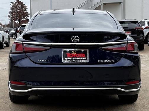 2025 Lexus ES 300h Premium