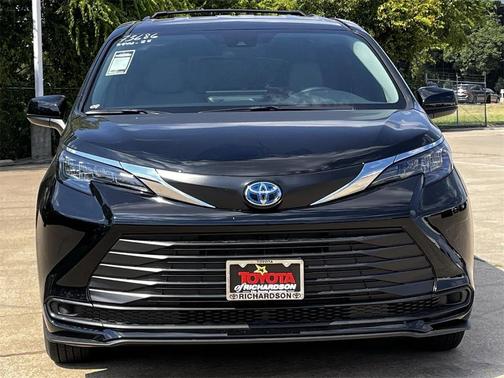 2025 Toyota Sienna LE
