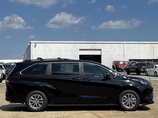 2025 Toyota Sienna LE