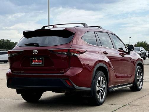 Ruby Flare Pearl 2024 Toyota Highlander XLE