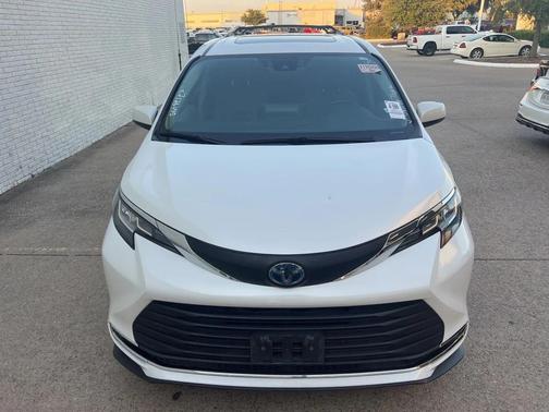 2021 Toyota Sienna XLE 8 Passenger