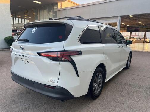 2021 Toyota Sienna XLE 8 Passenger