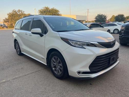 2021 Toyota Sienna XLE 8 Passenger
