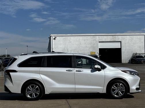 2023 Toyota Sienna Platinum 7 Passenger