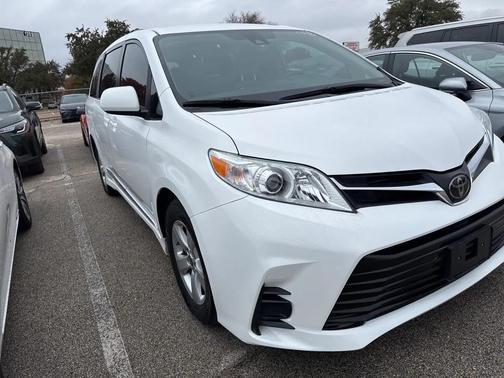 2020 Toyota Sienna LE