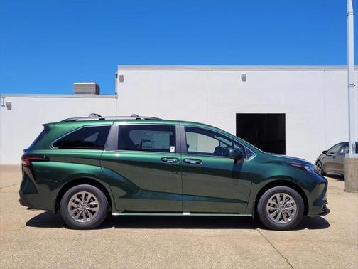 2025 Toyota Sienna XLE 8 Passenger
