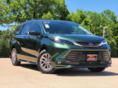 2025 Toyota Sienna XLE 8 Passenger