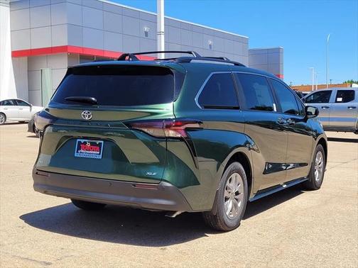 2025 Toyota Sienna XLE 8 Passenger