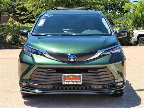 2025 Toyota Sienna XLE 8 Passenger