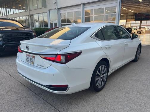 2021 Lexus ES 300h Luxury