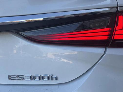 2021 Lexus ES 300h Luxury