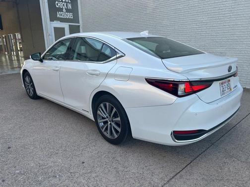 2021 Lexus ES 300h Luxury