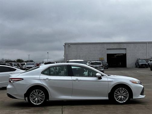2020 Toyota Camry Hybrid XLE