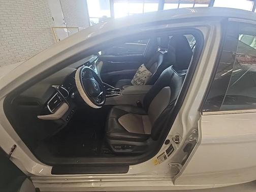 2020 Toyota Camry Hybrid XLE