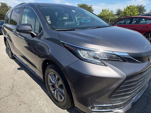 2022 Toyota Sienna XLE