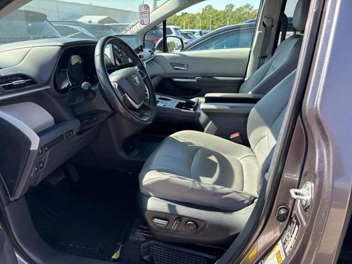 2022 Toyota Sienna XLE