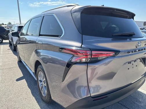 2022 Toyota Sienna XLE