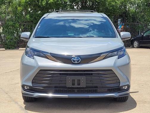 2024 Toyota Sienna LE