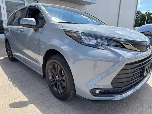2024 Toyota Sienna LE