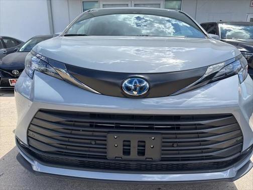 2024 Toyota Sienna LE