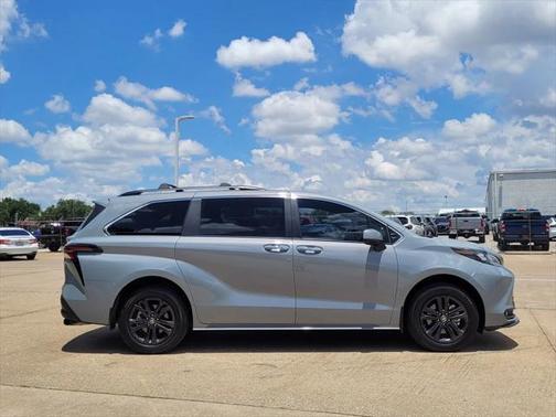 2024 Toyota Sienna LE