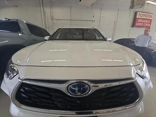 2023 Toyota Highlander Hybrid Platinum