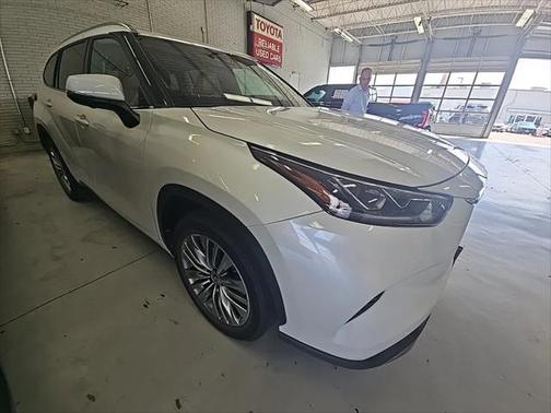 2023 Toyota Highlander Hybrid Platinum