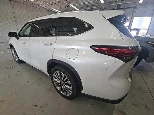 2023 Toyota Highlander Hybrid Platinum