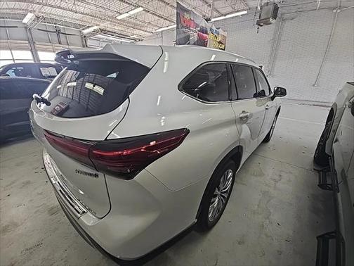 2023 Toyota Highlander Hybrid Platinum