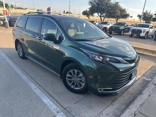 2024 Toyota Sienna XLE 8 Passenger