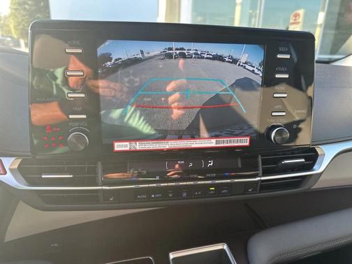 2024 Toyota Sienna XLE 8 Passenger