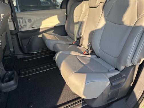 2024 Toyota Sienna XLE 8 Passenger