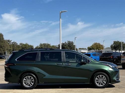 2024 Toyota Sienna XLE 8 Passenger
