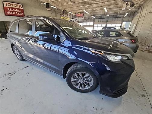 2023 Toyota Sienna LE