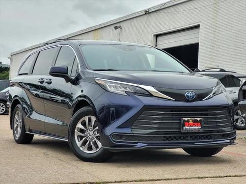 2023 Toyota Sienna LE