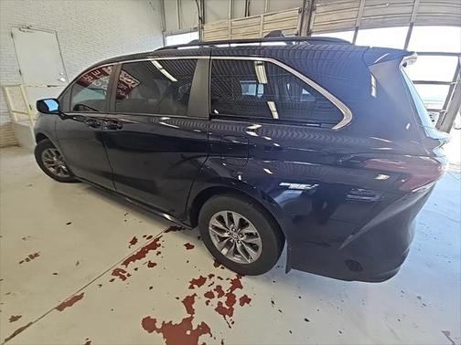 2023 Toyota Sienna LE