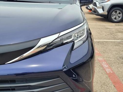 2023 Toyota Sienna LE