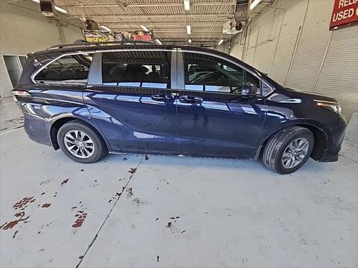 2023 Toyota Sienna LE