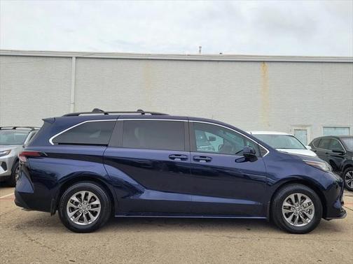 2023 Toyota Sienna LE