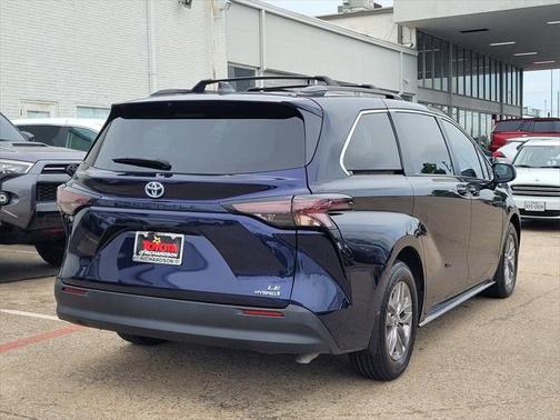 2023 Toyota Sienna LE