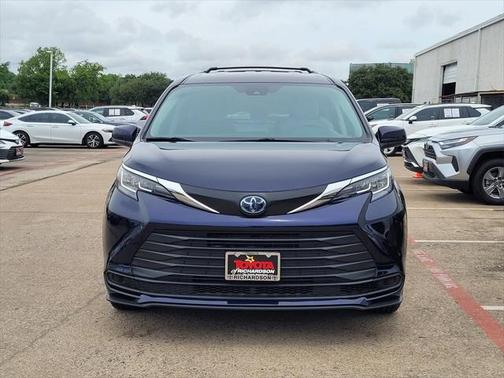2023 Toyota Sienna LE