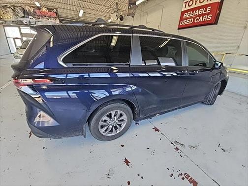 2023 Toyota Sienna LE