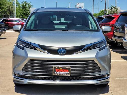 2021 Toyota Sienna XLE 8 Passenger