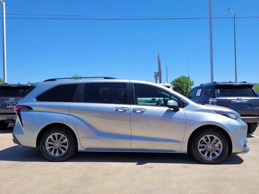 2021 Toyota Sienna XLE 8 Passenger