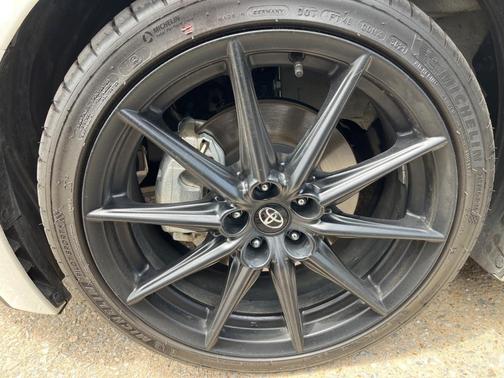 Photo 4 of 14 of 2022 Toyota GR86 Premium