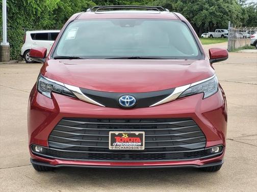 2025 Toyota Sienna XLE 8 Passenger