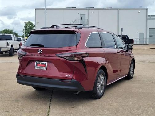 2025 Toyota Sienna XLE 8 Passenger