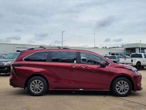 2025 Toyota Sienna XLE 8 Passenger